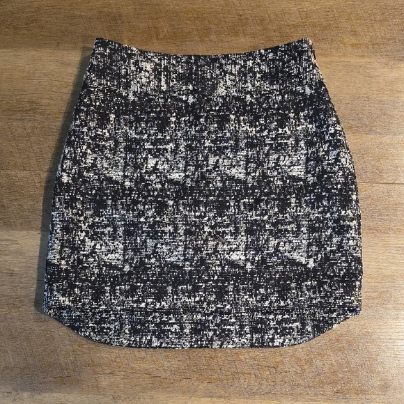 Banana Republic Dresses & Skirts - Banana Republic Elegant Black and White Tweed Skirt. Size 0P